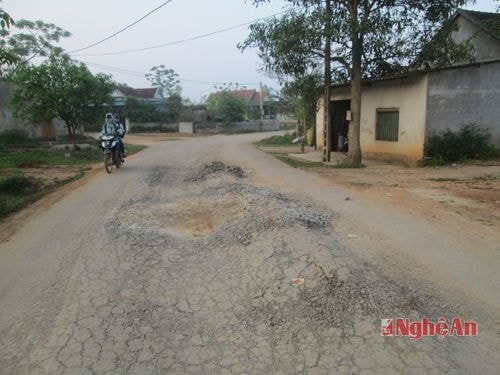 Đoạn đường bị sụn lún.