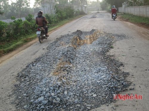 Nhiều đoạn đường bị cày nát, xuống cấp nghiêm trọng.
