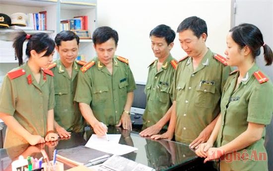 Lãnh đạo Công an TP Vinh giao nhiệm vụ kiểm tra công tác tạm trú cho cán bộ chiến sĩ