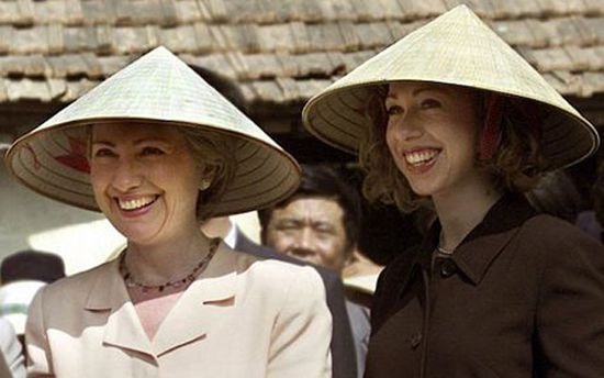 Bà Hillary Clinton và con gái Chelsea trong chuyến thăm Việt Nam năm 2000. Ảnh AP