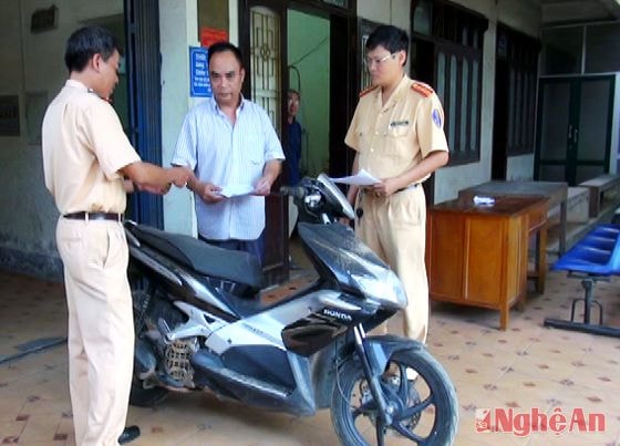 Cảnh sát giao thông TP Vinh Trao trả xe cho anh Thanh