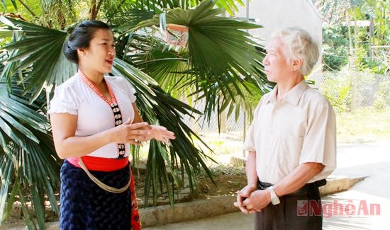 Nghệ nhân Đinh Thị Minh Nguyệt luôn tìm hiểu và học hỏi những người đi trước