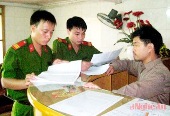 Công an TP. Vinh kiểm tra tạm trú tại một nhà nghỉ.