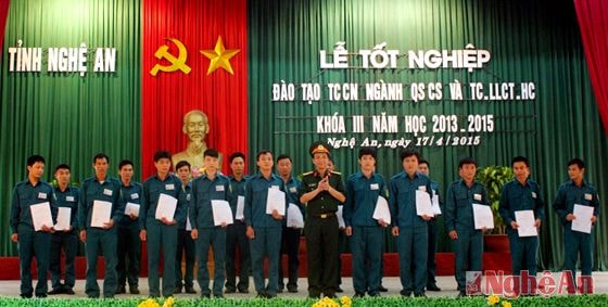 Trao quyết định phong hàm sĩ quan dự bị cho học viên tốt nghiệp Khóa III