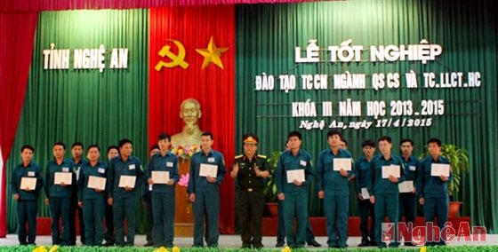 Trao bằng tốt nghiệp TCCN ngành quân sự cơ sở cho các học viên