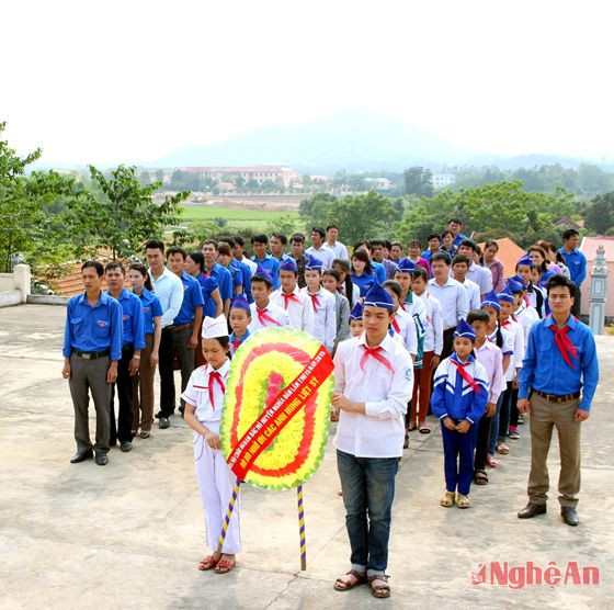 Đoàn đại biểu cháu ngoan Bác Hồ báo công dâng hương tưởng niệm các anh hùng liệt sỹ