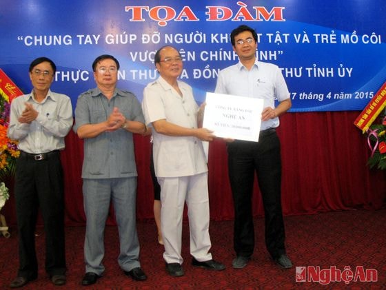 Lễ tiếp nhận tiền tài trợ của các đơn vị, doanh nghiệp cho Quỹ hỗ  trợ NKT - TMC