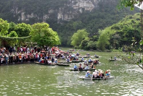 Du khách tham quan khu du lịch sinh thái Tràng An, Ninh Bình.