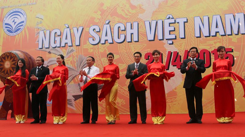  Phó Thủ tướng Vũ Đức Đam cắt băng khai mạc Hội sách chào mừng Ngày sách Việt Nam 2015. Ảnh: VGP/Đình Nam 