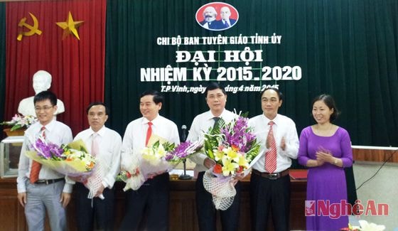 Ban Chấp hành nhiệm kỳ 2015 - 2020 ra mắt và tặng hoa BCH nhiệm kỳ 2010 - 2015