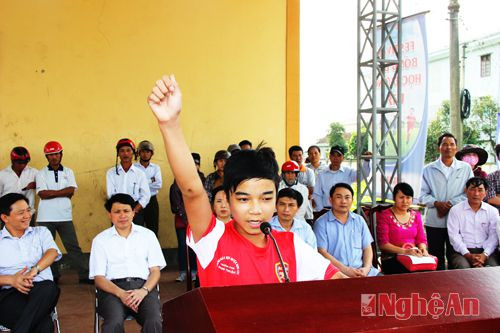 Cầu thủ Lê Hoàng Nguyên, U13 Trường THCS Nghi Thuận đại diện cho các cầu thủ tuyên thệ tại lễ khai mạc.