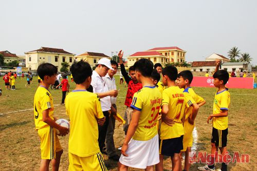 HLV đội Nghi Thái truyền đạt đấu pháp trước giờ bóng lăn