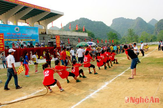 Chung kết thi kéo co giữa đội nhất huyện Con Cuông, nhì huyện Tân Kỳ