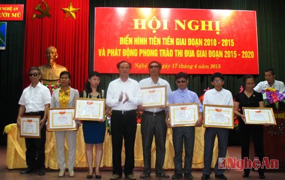 Đại diện Ban dân vận tỉnh uỷ trao giấy khen cho 7 tập thể có thành tích xuất sắc trong thực hiện các phong trào thi đua do Hội người mù tỉnh phát động trong 5 năm qua