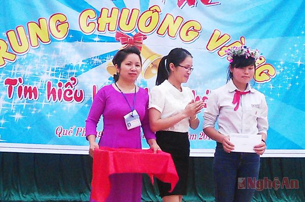 Ban tổ chức trao giải nhất cho em Lộc Thị Tư.