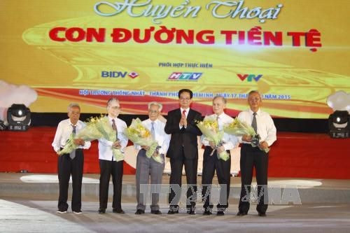 Thủ tướng Nguyễn Tấn Dũng tặng hoa cho các đồng chí nguyên lãnh đạo ngành Ngân hàng làm nên “Huyền thoại con đường tiền tệ”. Ảnh: TTXVN 