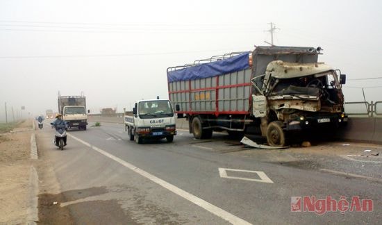 Chiếc xe tải bị nát phần đầu.