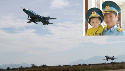 Biên đội hai chiếc Su 22M4 xuất kích (ảnh lớn). Đại úy phi công Nguyễn Anh Tú và con trai hơn 2 tuổi (ảnh nhỏ). 