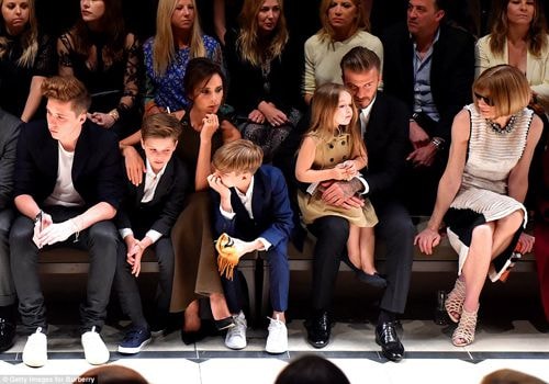 Nhà David Beckham làm khách mời trên hàng ghế đầu ở show thời trang Burberry, diễn ra ở Los Angeles, Mỹ tối 16/4.