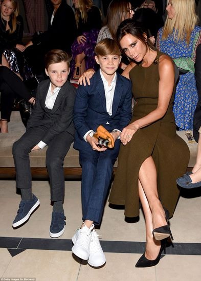 Victoria Beckham bên hai con trai - Romeo 12 tuổi và Cruz 10 tuổi.