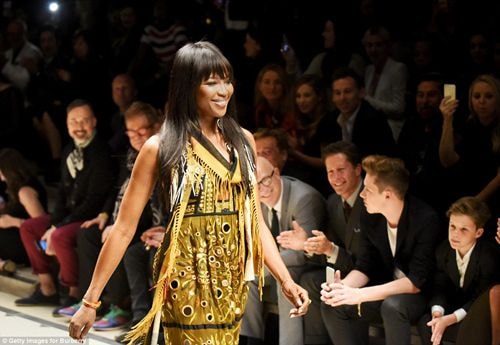 Naomi Campbell xuất hiện nổi bật trên sàn catwalk.