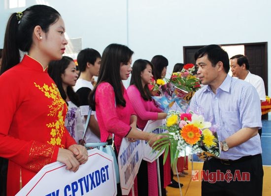 Các đại biểu tặng cờ luân lưu và hoa chúc mừng các đơn vị về tham gia