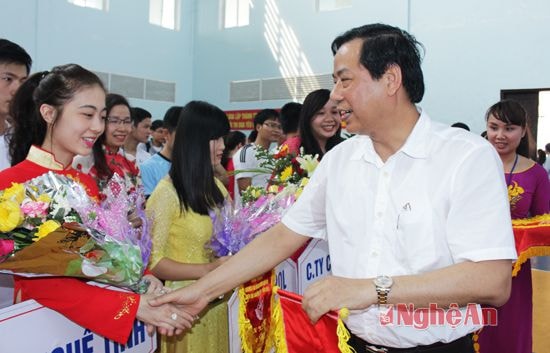 Các đại biểu tặng cờ luân lưu và hoa chúc mừng các đơn vị về tham gia