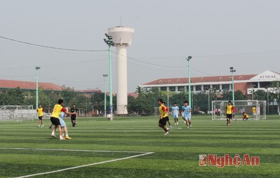 Các vận động viên thi đầu môn bóng đá