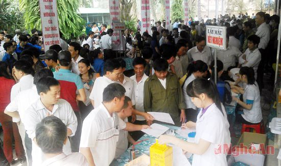 Từ sáng sớm đã có rất đông tình nguyện viên đến đăng ký hiến máu.