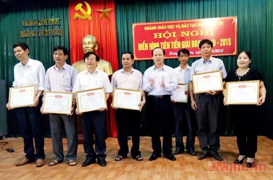 Đồng chí Hoàng Văn Phi- Bí thư huyện ủy Hưng Nguyên trao giấy khen cho các tập thể có thành tích xuất sắc