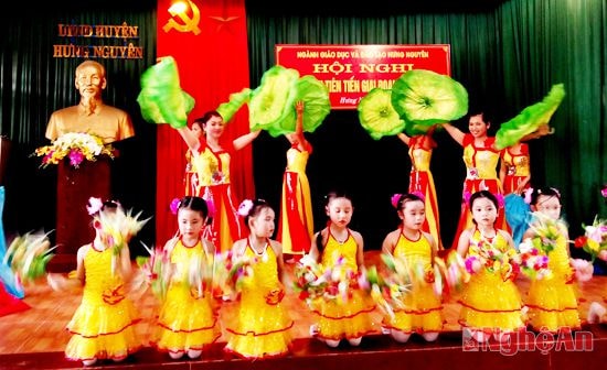 Tiết mục văn nghệ chào mừng của cô - trò Trường Mầm mon Nguyễn Huệ