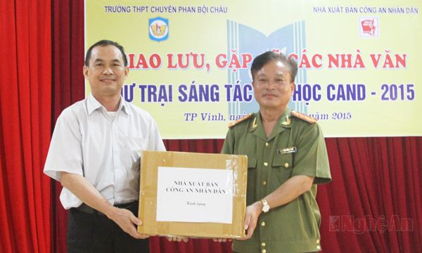 Lãnh đạo NXB Công an nhân dân tặng quà cho Trường THPT chuyên Phan Bội Châu