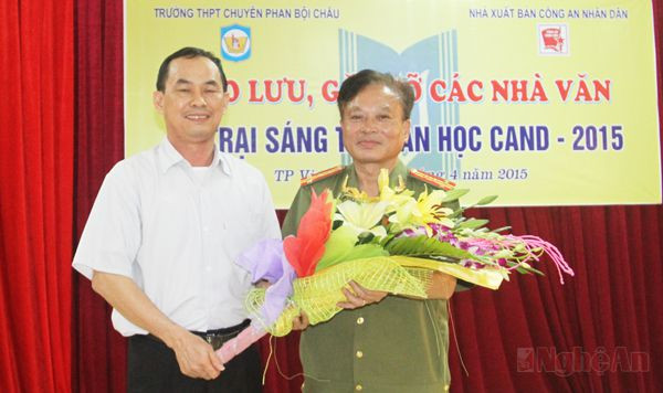 Ban giám hiệu nhà trường tặng hoa cho đoàn