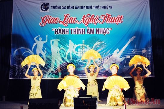 TIết mục múa Duyên dáng Việt Nam trong đêm giao lưu