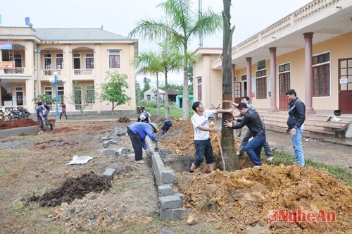 Mô hình trồng bí xanh cho hiệu quả kinh tế cao của gia đình  anh Đặng Thanh Hải ở xóm Diễn Đồng, xã Nghĩa Trung.