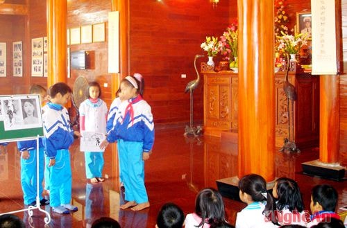 Tiết ngoại khóa môn Lịch sử của học sinh Trường Tiểu học Hưng Hòa  tại Nhà tưởng niệm Đại tướng Chu Huy Mân.