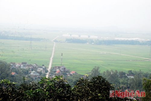 Đứng trước mộ Bà Hoàng Thị Loan phóng tầm mắt nhìn cánh đồng lúa và  làng quê yên bình