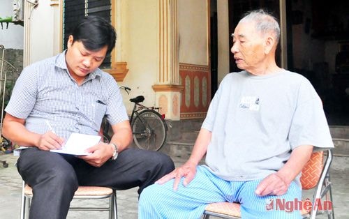 Ông Đinh Thành, cán bộ tiền khởi nghĩa xã Hưng Hòa (TP. Vinh)  trò chuyện với phóng viên.