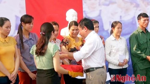  Liên đoàn lao động huyện Nghi Lộc trao quà cho 20 công nhân nghèo, có hoàn cảnh khó khăn.