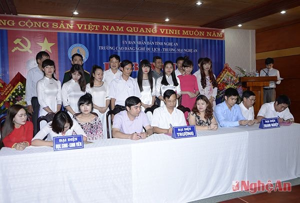 Lễ ký kết ba bên