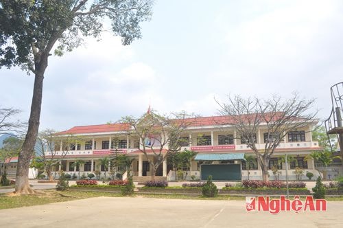 Trường tiểu học của xã cao 2 tầng  vừa hoàn thành đáp ứng kịp thời cho cho việc  dạy và học.