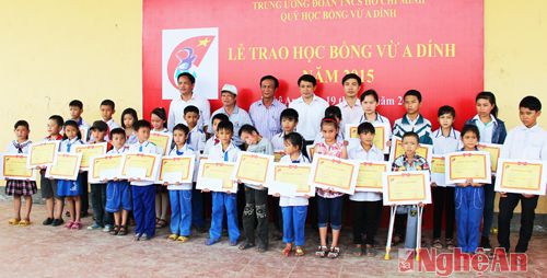 Lễ trao học bổng Vừ A Dính cho 40 học sinh của huyện Nghi Lộc