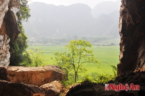 Núi đồi, đồng ruộng và bản làng Yên Khê nhìn từ cửa hang