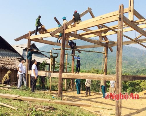 Lãnh đạo huyện kiểm tra chỉ đạo sửa nhà cho gia đình bị ảnh hưởng bởi lốc xoáy