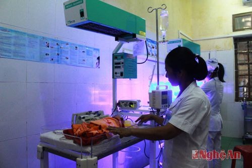 Chăm sóc bệnh nhi tại Bệnh viện Đa khoa Tây Bắc.