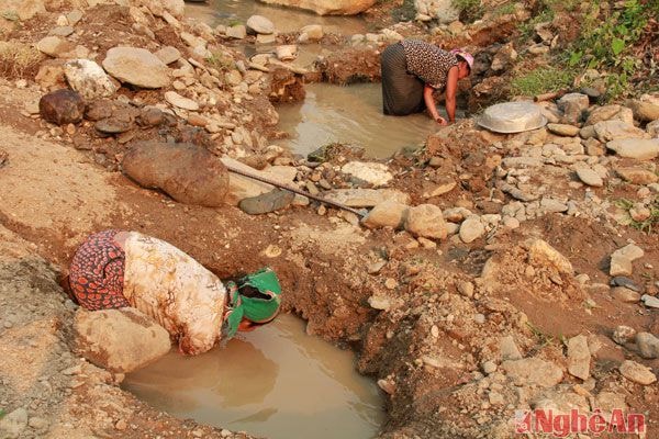 Thời gian gần đây, trên khu vực Khe Vẽ, xã Yên Na, huyện Tương Dương xảy ra tình trạng người dân đào đãi vàng trái phép.