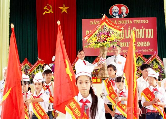 Các em thiếu nhi và các tầng lớp nhân dân chúc mừng Đại hội