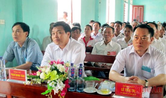 Các đại biểu, đảng viên tham dự đại hội