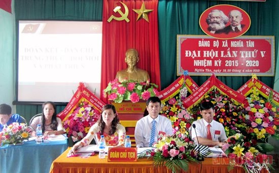 Chủ trì đại hội Đảng bộ  xã Nghĩa Tân.