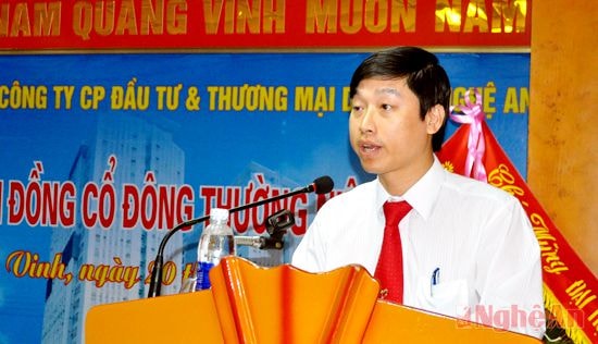 Giám đốc Công ty báo cáo phương  án sản xuất – kinh doanh năm 2015.